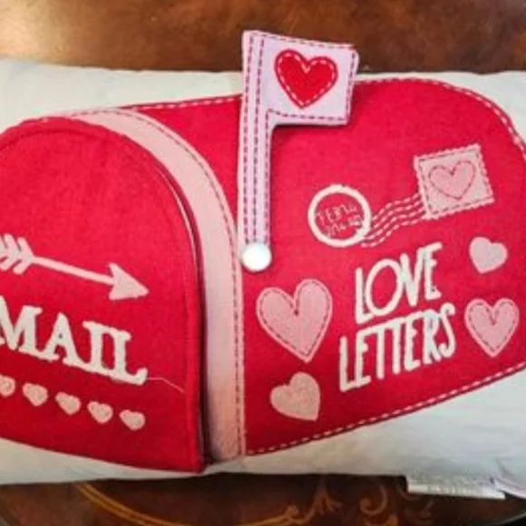 NWT's Designer Isaac Mizrahi Sweetheart Mailbox PillowTassels- 14”x22” - Picture 4 of 4